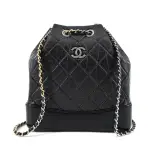 【CHANEL 香奈兒】GABRIELLE 經典雙C LOGO小牛皮流浪後背包(黑色)