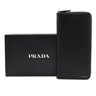 PRADA 2ML220 金屬LOGO荔枝紋寬版護照長夾.黑/灰