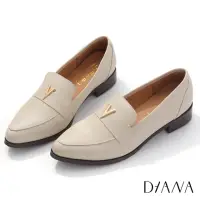 在飛比找momo購物網優惠-【DIANA】3cm質感牛皮金屬V字飾釦尖頭低跟樂福鞋(牛奶