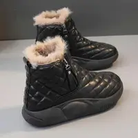 在飛比找momo購物網優惠-【K.W.】現貨新款休閒搖滾保暖防水防滑雪靴(短靴 馬丁靴 