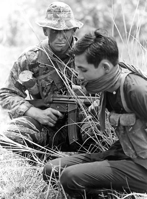 Vietnam War Photo ** 5 x 7 Inch ** Navy Seal Soldier & VC Prisoner