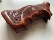New Prof. Target Grip with Taurus Medium/Large Frame Square bull logo close back