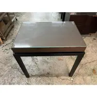 在飛比找蝦皮購物優惠-【全國二手家具】*樣品屋*強化玻璃面 胡桃木色 長方形小茶几