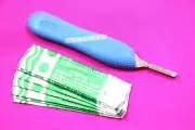 100 Scalpel Blades #22 with #4 plastic scalpel Handle Suitable for Dermaplaning