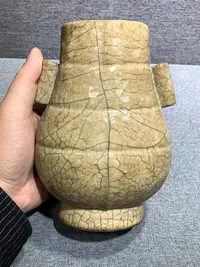 在飛比找Yahoo!奇摩拍賣優惠-【二手】舊藏老窯口哥窯米黃釉金絲鐵線貫耳瓶，高18厘米，肚徑