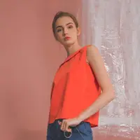 在飛比找momo購物網優惠-【Who Cares】純色大V露背短版無袖背心上衣(橘紅)