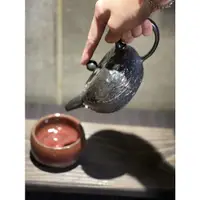 在飛比找蝦皮購物優惠-［芸谷賞陶］台灣陶藝名家 吳金維 鏡黑色藍光 柴燒茶壺