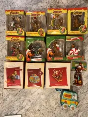 12 scooby-doo christmas ornaments / Dancing Scooby Santa