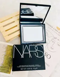 在飛比找樂天市場購物網優惠-NARS 裸光蜜粉餅 10g 內含粉撲 裸光蜜粉 透明 蜜粉