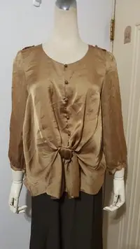 在飛比找Yahoo!奇摩拍賣優惠-日本musty woman品牌銅金腰抓摺飾結七分袖絲質衫(適