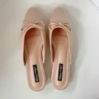 在飛比找蝦皮購物優惠-韓國製 麂皮女鞋 淺粉色 小蝴蝶結 溫柔小姐姐 平底便鞋23