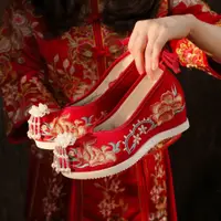 在飛比找蝦皮購物優惠-台灣 秀禾婚鞋新款新娘漢服鞋內增高古風鞋子女流蘇串珠中式新娘