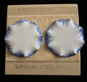 VINTAGE RETRO WHITE W/BLUE TYE DYE EDGE METALLIC 80s ROUND DISC STUDDED EARRINGS