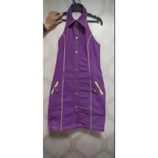 婀娜多姿紫色洋裝和駝色毛料洋裝