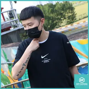 NIKE SWOOSH TEE 小勾 大勾 背後 大LOGO 短T 男款 黑 DZ2882-010 100 DOT聚點