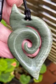 S GARDINER NZ MAORI KOKOPU GREENSTONE POUNAMU NEPHRITE JADE KORU MATAU PENDANT