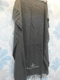 在飛比找Yahoo!奇摩拍賣優惠-義大利Vivienne Westwood LOGO深灰色圍巾