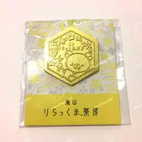 在飛比找蝦皮購物優惠-拉拉熊 嵐山 茶屋 限定 金色 徽章 別針 六角形 造型 胸