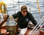 PRESIDENT JOHN F. KENNEDY SAILS ABOARD THE MANITOU - 8X10 PHOTO (AA-884)