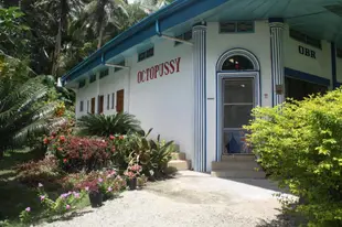 奧克托普希平房海灘度假村Octopussy Bungalow Beach Resort