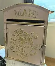 BIG FORTUNE Wall Mount Mailbox for House Outside Vintage Metal Door Mailbox Antique Style Nostalgic Charm Home Decor Garden Vintage English Cottage Decor (Pink)