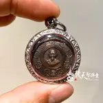 梵天聖佛盫 泰國真品佛牌 - 龍波卡賢 自身法像 鈕扣模