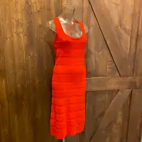 在飛比找蝦皮購物優惠-MANGO 橘紅色針織橫紋吊帶洋裝