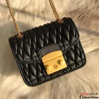 在飛比找Yahoo!奇摩拍賣優惠-潮牌 FURLA 時尚新寵兒 小號羊皮黑色翻扣小方包 肩背包