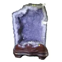 在飛比找momo購物網優惠-【古緣居】巴西天然紫水晶洞 + 實木底座(23公斤)