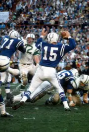 Earl Morall Of The Baltimore Colts Drops Back To Pass 1969 OLD PHOTO