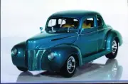 1:18 Ertl Ford Street Rod '40 High Tech LT-1 pearl green metallic MIB
