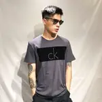 美國百分百【全新真品】CALVIN KLEIN T恤 CK 短袖 T-SHIRT 短T 絨布LOGO 鐵灰 AJ28