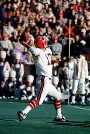 Bob Berry Of The Atlanta Falcons Drops Back To Pass 1971 NFL OLD PHOTO 6