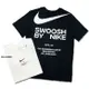 NIKE SWOOSH TEE 小勾 大勾 背後 大LOGO 短T 男款 黑 DZ2882-010 100 DOT聚點