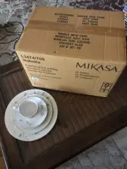 New - Boxed 4, 5-piece Place Settings Mikasa Isabella