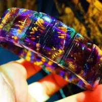 在飛比找Yahoo!奇摩拍賣優惠-B25858高品質稀有極光23紫鈦晶對對花手排，鈦晶呈板狀對