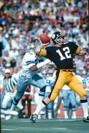 Terry Bradshaw Pittsburgh Steelers drops back to pass v the Dalla- 1976 Photo 3