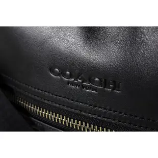 COACH 男款 浮雕LOGO前拉鍊皮革斜背包-黑色 【美國正品 現貨】