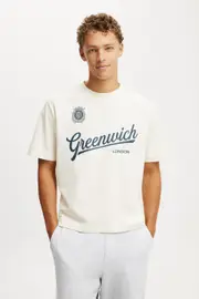 [Cotton On Men] Cotton On Men - Cropped Fit Graphic T-Shirt - Creampuff/greenwich ldn XL CREAMPUFF/GREENWICH LDN