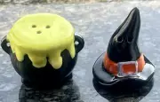Cracker Barrel Halloween Witch Hat & Cauldron Mini Salt & Pepper Shakers