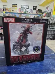 Brand New Marvel Gallery Diorama PVC Deadpool Statue Diamond Select Toys