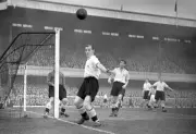 Derby County Bert Mozley Leon Leuty watch ball fly out play 1950 Soccer Photo