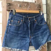 在飛比找蝦皮購物優惠-W28 高腰 Levis 牛仔短褲 Levi's 水洗 AA