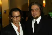 Johnny Depp and Benicio Del Toro arrive at the The Orange British- 2004 Photo