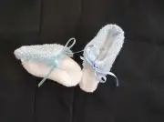 HAND KNITTED BABY BOOTIES IN WHITE & LIGHT BLUE SOLE 7 CM BLUE RIBBON