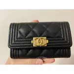 二手精品 CHANEL BOY A80603 香奈兒黑色荔枝牛皮復古金釦釦式翻蓋零錢包卡片夾