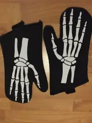 WILLIAMS SONOMA WHITE SKELETON HAND BONES BLACK MITT POTHOLDER Halloween SET 2