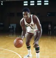 Milwaukee Bucks Oscar Robertson dribbling during practice Milwauke- Old Photo
