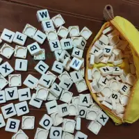 在飛比找蝦皮購物優惠-香蕉Bananagrams棋 兒童英語單詞字母拼字遊戲積木 