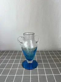 在飛比找Yahoo!奇摩拍賣優惠-中古藍色手工雙耳玻璃花瓶 藍色氣泡玻璃花瓶 人工手作玻璃花瓶